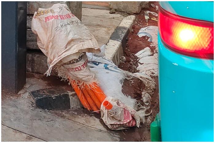 Salah satu galian kabel di Jalan Kartini Kota Depok yang bahayakan pengguna jalan.
