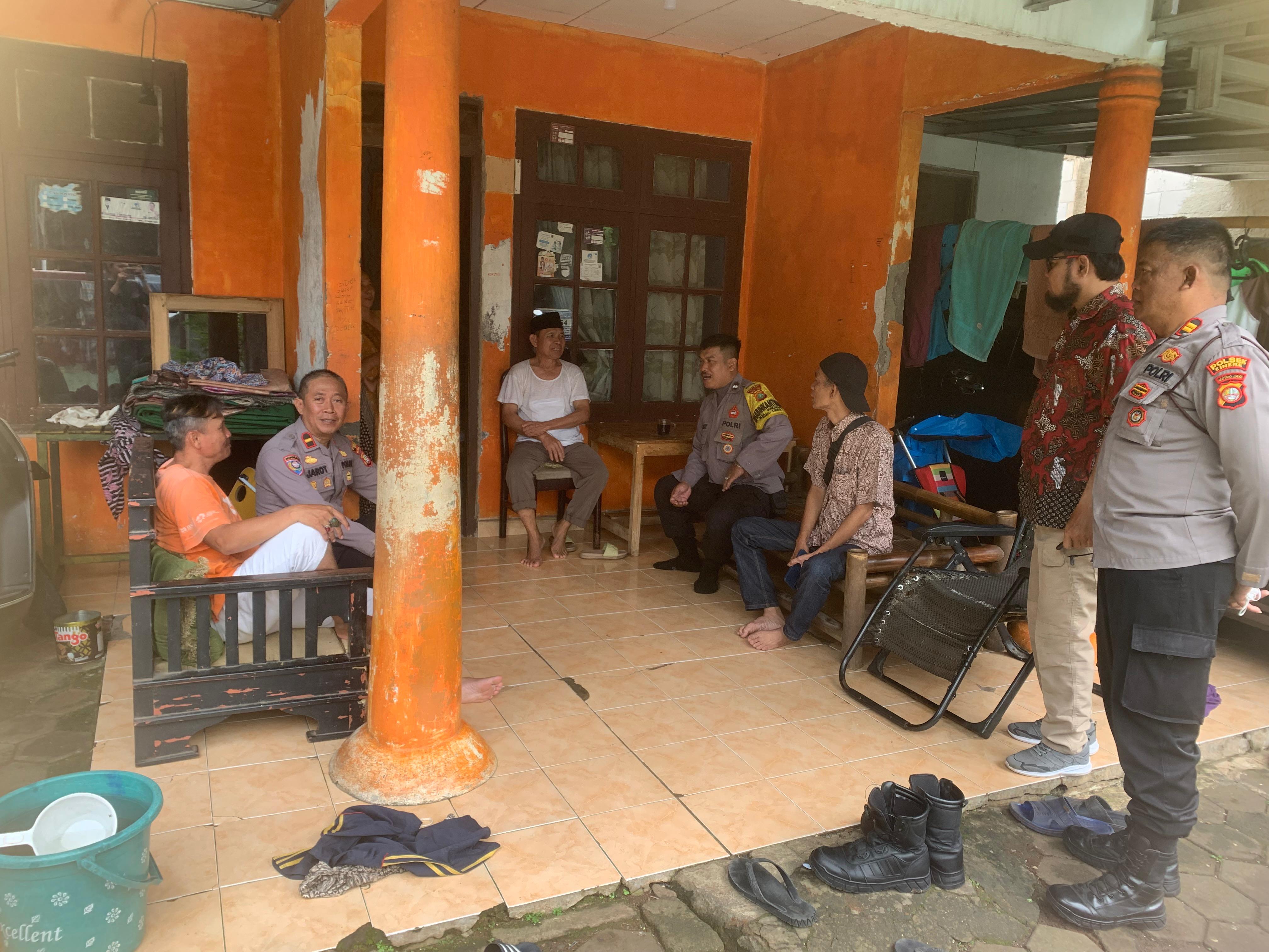 Polisi cek TKP aksi begal di Krukut, Kelurahan Krukut, Kota Depok.