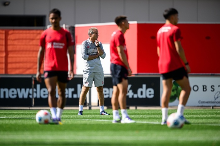 Kasper Hjulmand memimpin sesi latihan Bayer Leverkusen jelang hadapi Frankfurt.