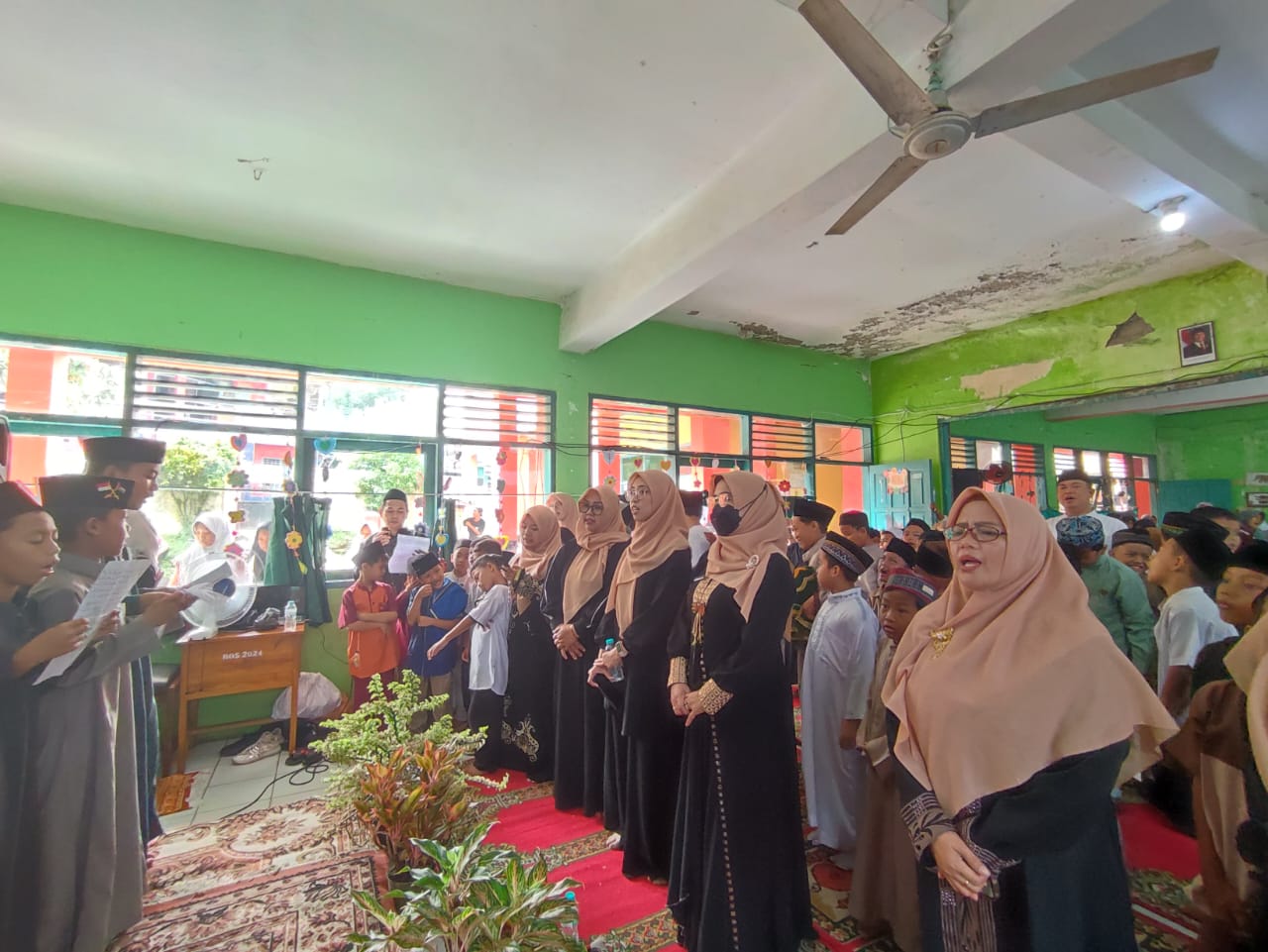 MIN 1 Bogor, Leuwisadeng memperingati Maulid Nabi Muhammad SAW dengan mengajak siswanya meneladani Rasulullah.