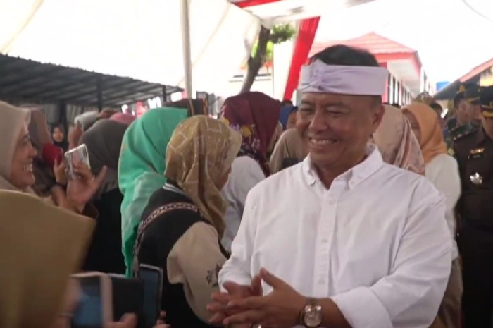 Sekretaris Daerah Jawa Barat, Herman Suryatman saat menyapa warga.