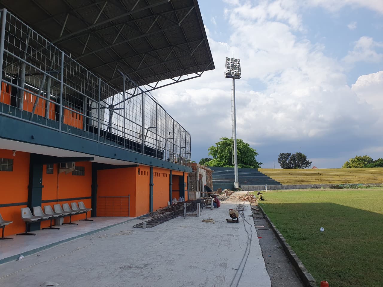 Stadion Mini Cibinong, tengah dilakukan revitalisasi oleh Dinas Pemuda dan Olah Raga Kabupaten Bogor.