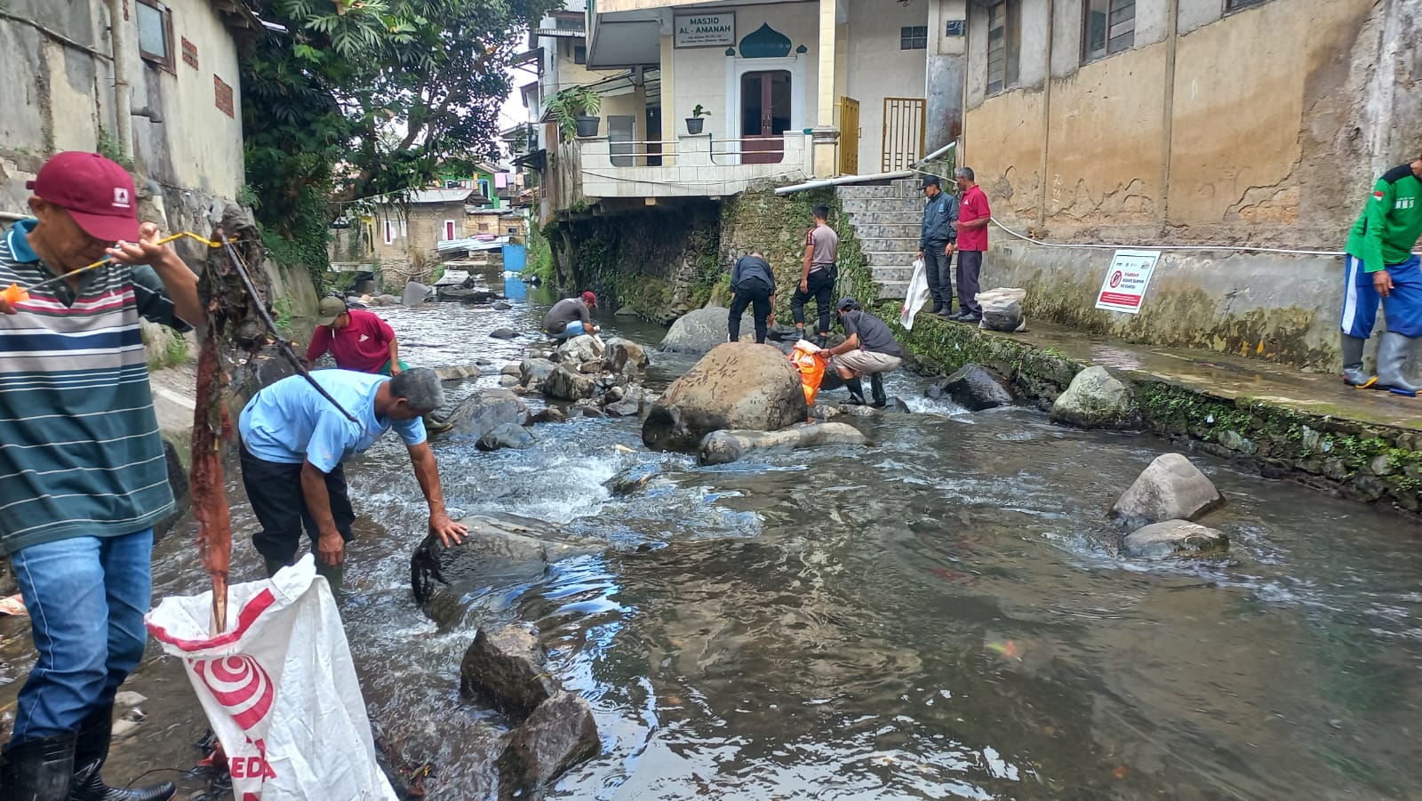 Komunitas Penggiat Peduli Lingkungan (Pepeling) Puncak kembali menggalakan aksi bersih-bersih Sungai Cisarua, sekaligus mengajak masyarakat mencegah banjir.