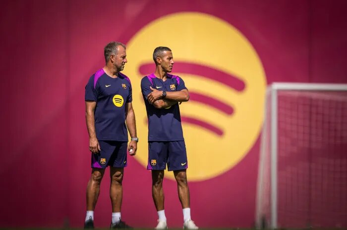 Thiago dan Hansi Flick dalam sesi latihan Barcelona.