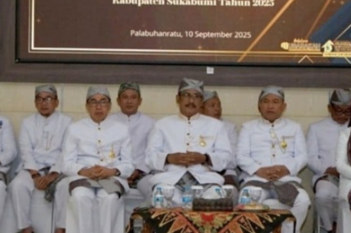 Bupati Sukabumi bersama jajaran saat pelantikan PNS.