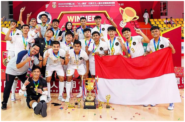 Para pemain dan offisial Timnas Futsal Indonesia melakukan foto bersama setelah menjuarai CFA International 2025.