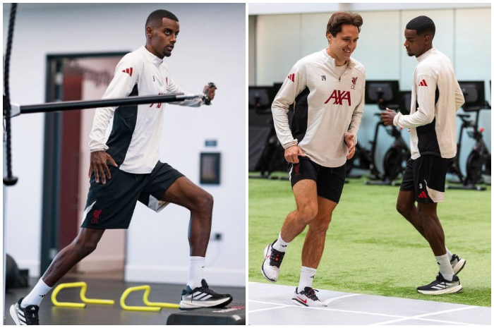 Alexander Isak dan Chiesa sedang melakukan latihan bersama jelang pertandingan Liverpool melawan Burnley.