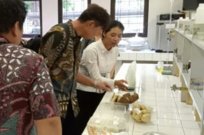 Perwakilan Saison Personal Plus Co. Ltd dan Maruko Foods Co. Ltd saat mengunjungi Fapet UGM.