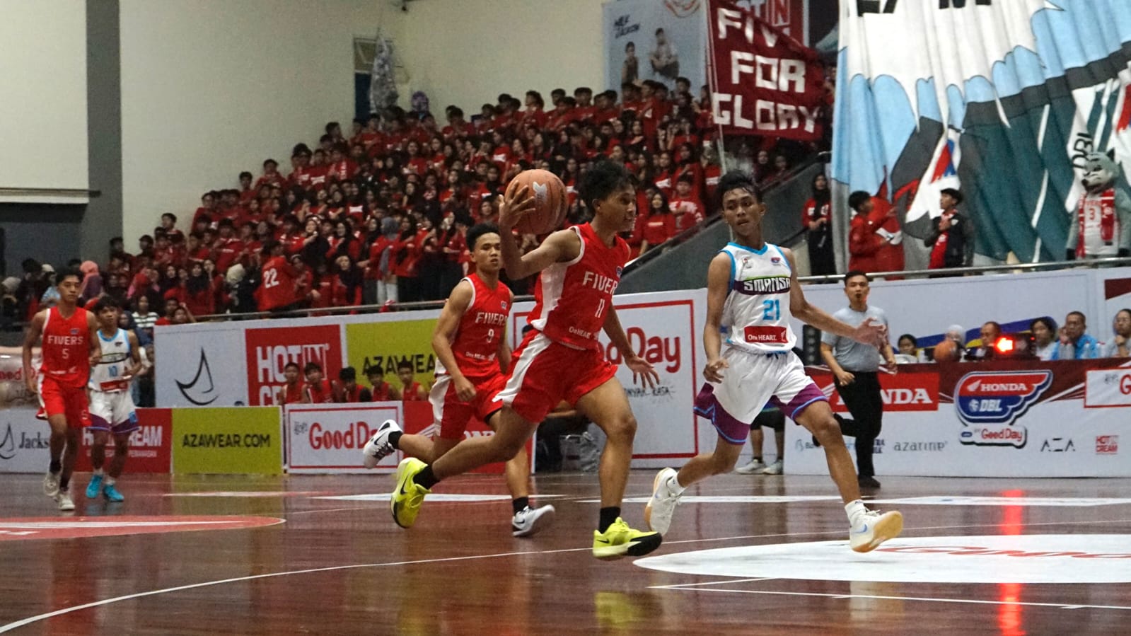 Tim putra SMAN 5 Bogor (merah) tampil dominan dan mengalahkan SMAN 1 Cikampek (putih) 45-10 pada laga pembuka Honda DBL with Good Day 2025 West Java Series - West Region.