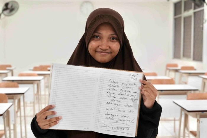 Juniar, siswi sekolah rakyat yang menerima pesan tulis tangan dari Prabowo Subianto.