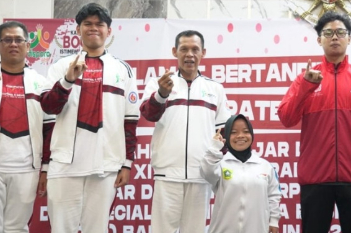 Wabup Bogor, Ade Ruhandi bersama para kontingen kabupaten Bogor.