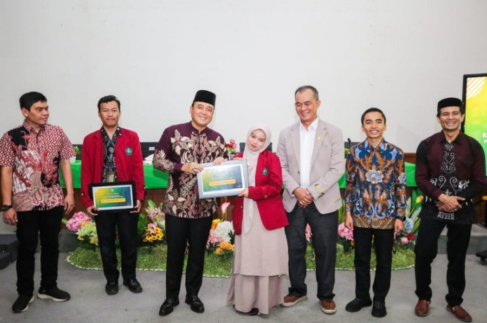 Wakil Walikota Bandung menyerahkan bantuan kepada perwakilan mahasiswa Uninus.