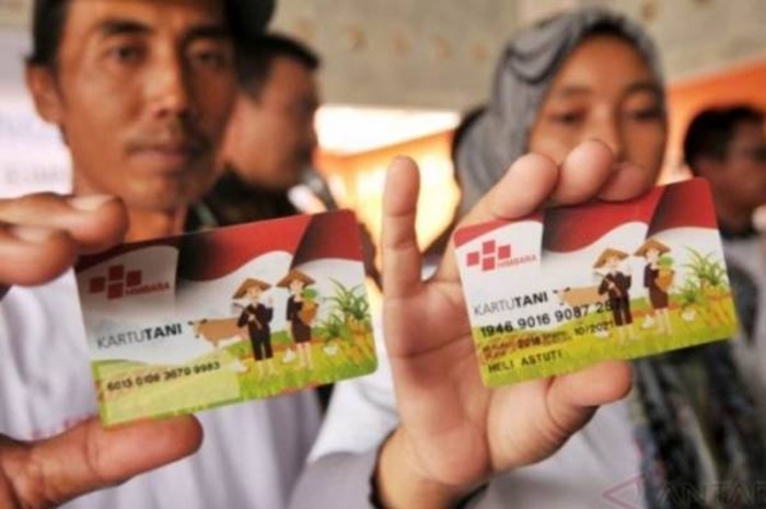 Ilustrasi petani terima kartu tani.