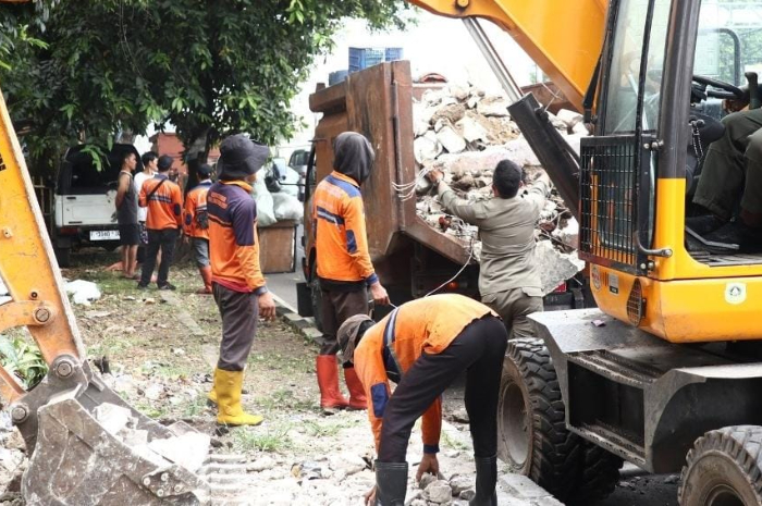 DLH bersama Satpol PP Kabupaten Bogor mulai melakukan pembongkaran TPS yang berada dipinggir jalan, Cibinong, Kabupaten Bogor.