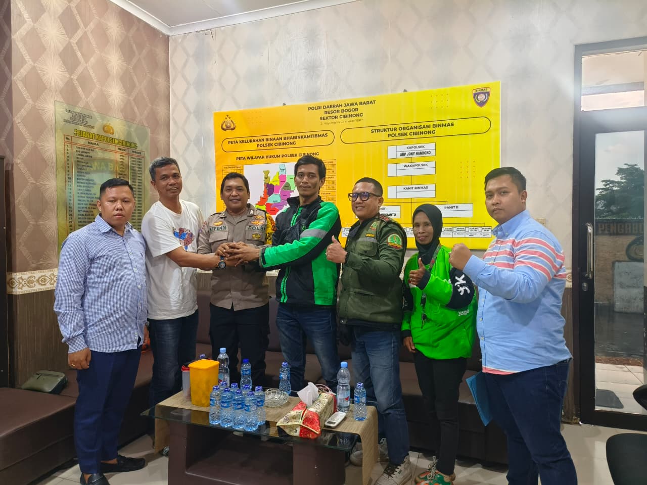 Mediasi pertemuan antara pemilik mobil brio dan pengendara ojol yang sempat viral karena cekcok di lampu merah, Cikaret, Kecamatan Cibinong, Kabupaten Bogor, berakhir damai.