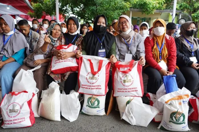 Penyaluran bantuan pangan cadangan beras pemerintah di gudang bulog Klahang Banyumas