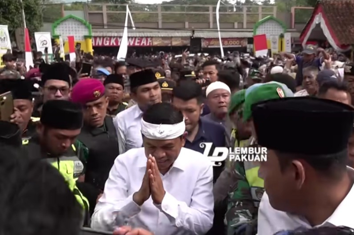 Gubernur Jawa Barat, Dedi Mulyadi saat menemui warga.