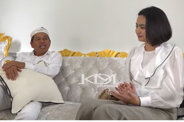 Gubernur Jawa Barat Dedi Mulyadi saat berbincang dengan wanita yang sempat viral disebut mirip Ni Hyang.