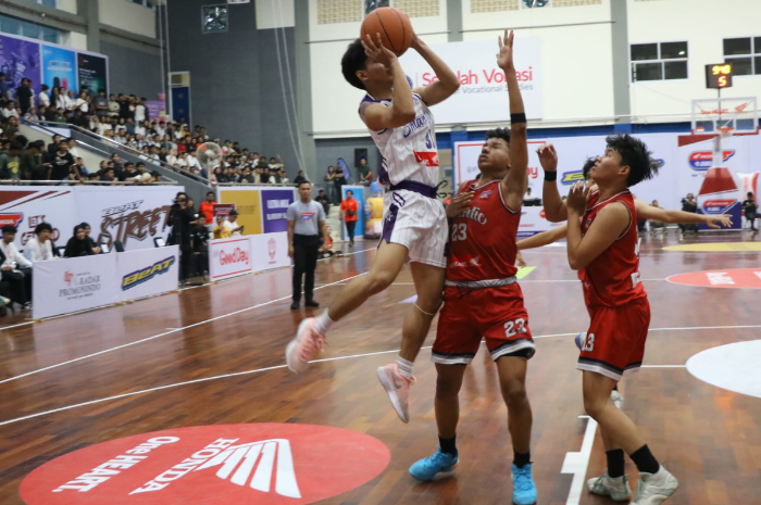 Pertandingan SMAN 3 Cibinong melawan SMAN 1 Kota Bogor di Honda DBL with Kopi Good Day West Java West.