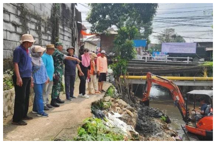 DPUPR Kabupaten Bogor, menurunkan alat berat untuk melanjutkan normalisasi Kali Cibeber, Kelurahan Puspanegara, Kecamatan Citeureup, Kabupaten Bogor.