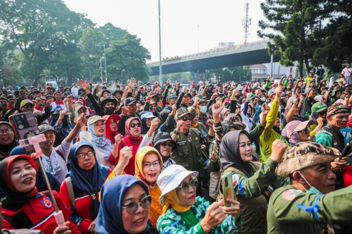 Ribuan warga hadiri acara bebersih Kota Bandung.