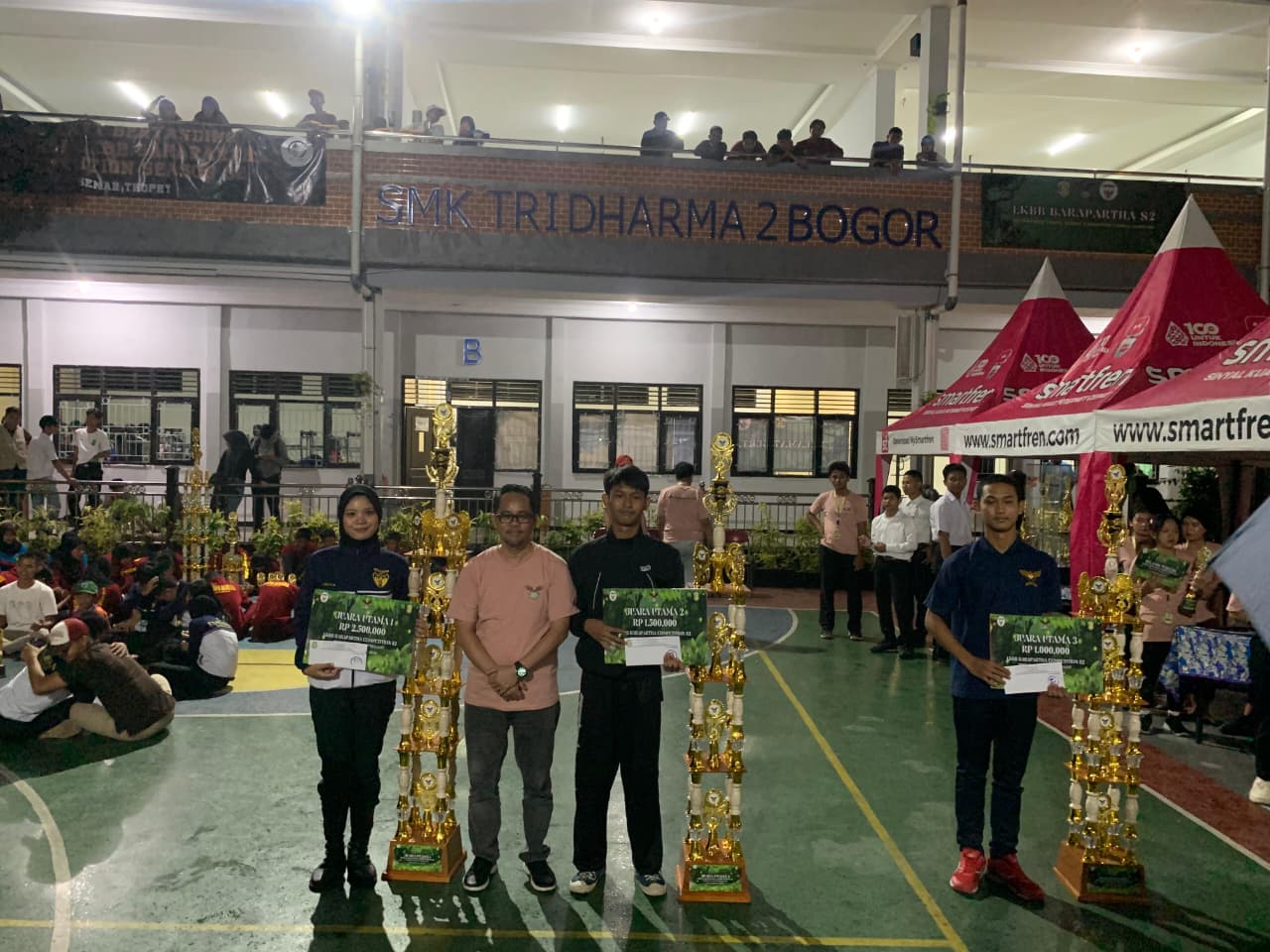 Penyerahan piala kepada pemenang lomba LKBB Barapartha Season 2 di SMK Tri Dharma 2 Bogor.