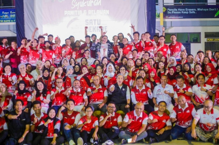 Walikota Bogor Dedie Rachim berfoto bersama para panitia FMP.