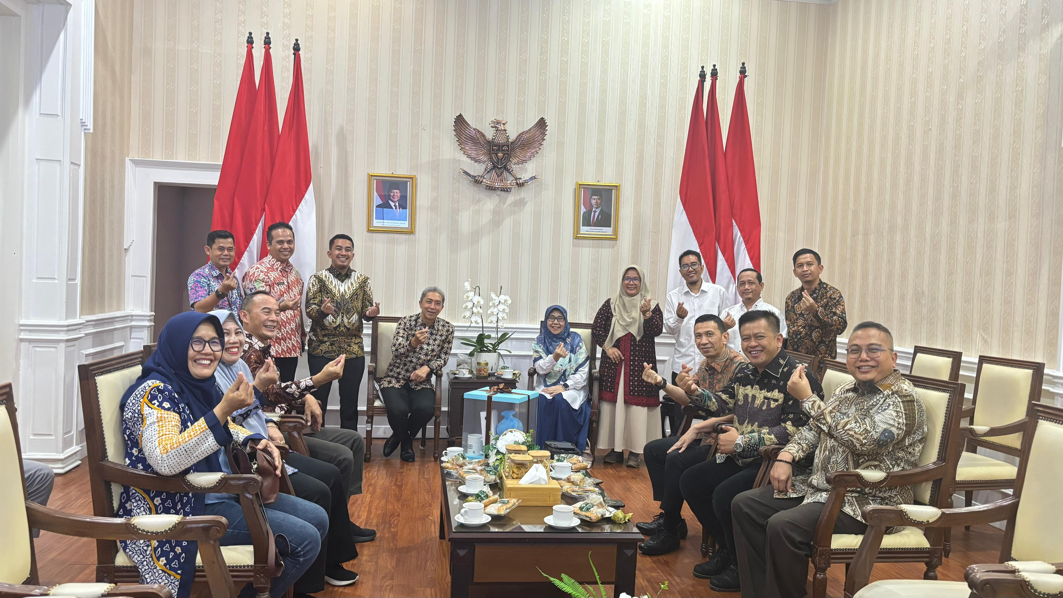 Panitia Lustrum XV SMAKBO Bogor saat bertemu Wali Kota Bogor Dedie Rachim.
