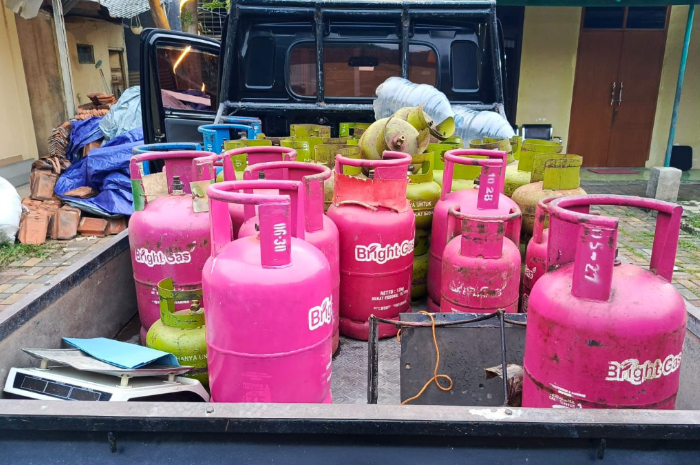 Barang bukti yang diamankan polisi terkait dugaan kasus dugaan pengoplosan gas subsidi di Tanah Sareal, Kota Bogor.