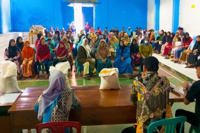 Warga desa terima bansos beras 20 kg.