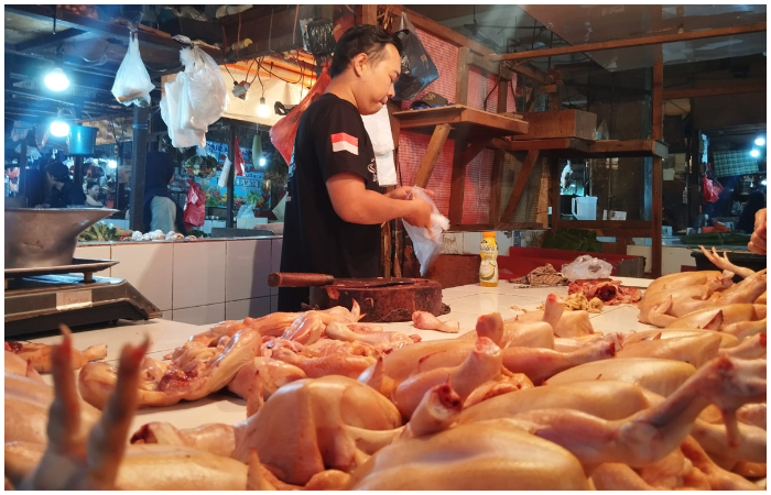 Pedagang daging ayam di Pasar Cibinong saat dimintai keterangan terkait kenaikan harga.