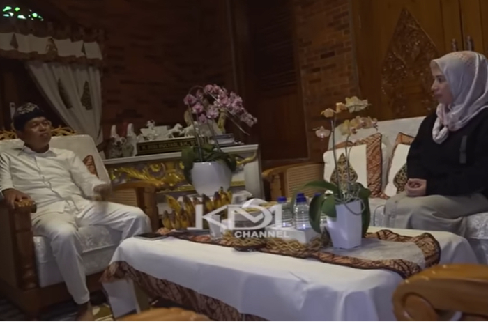 Gubernur Jawa Barat Dedi Mulyadi saat berbincang dengan Kokom Komariah di Lembur Pakuan, Subang.