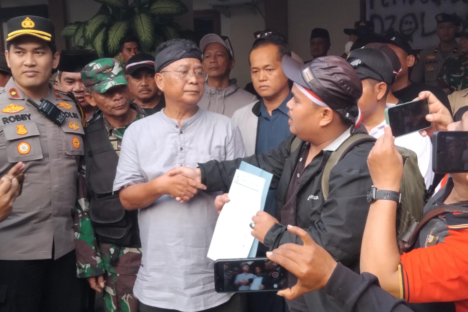 Ketua BPD Bojong Kulur, Yayat Supriatna menyerahkan secara simbolis surat keputusan kepada Koordinator Lapangan, Ahmad Fauzi di Kantor Desa Bojong Kulur, Kecamatan Gunung Putri, Senin 15 September.