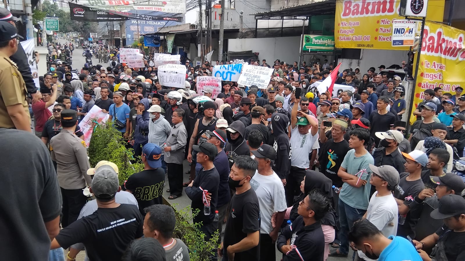 Ratusan masa aksi padati kantor Desa Bojong Kulur, Kecamaran Gunung Putri Kabupaten Bogor, Senin 15 September 2025.