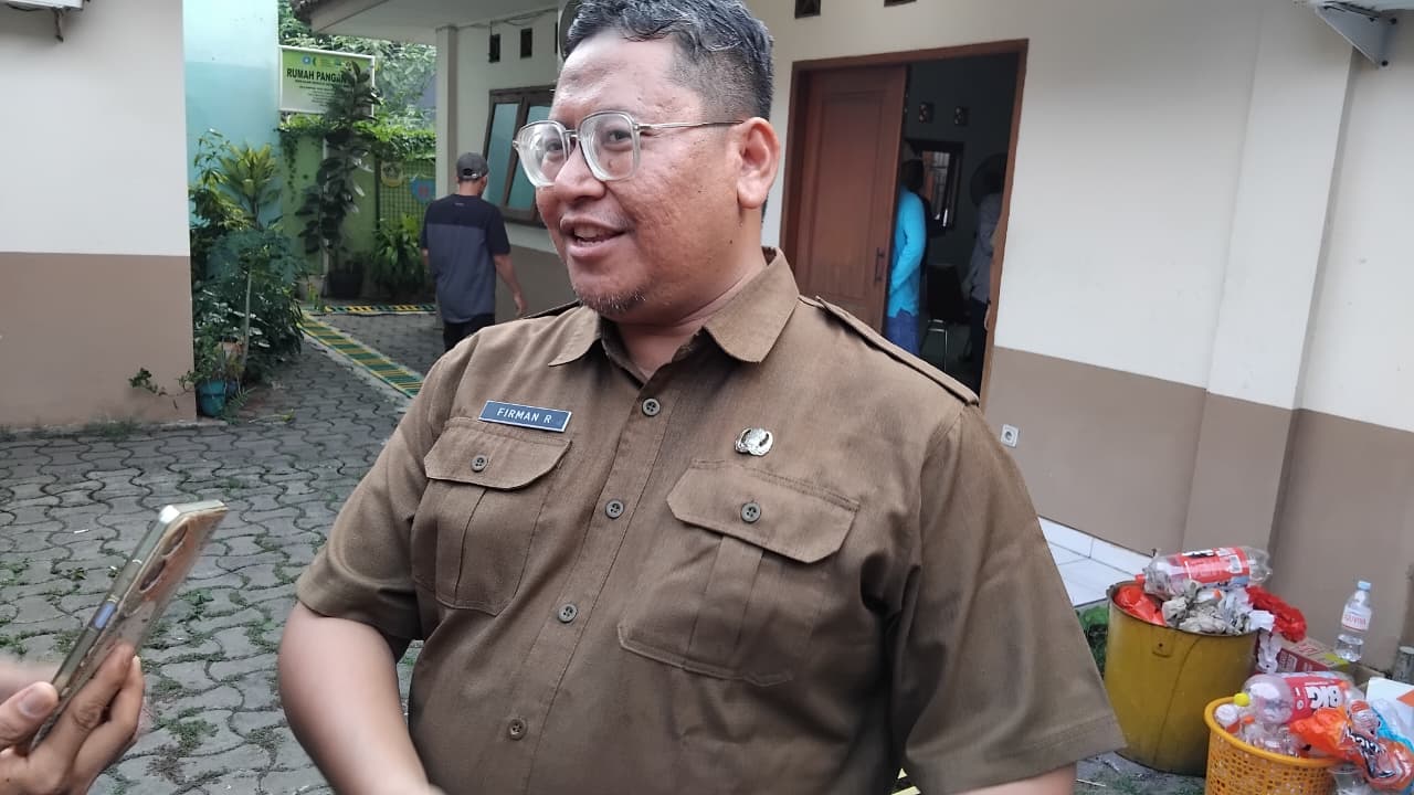 Kepala Desa Bojong Kulur, Firman Riansyah saat dimintai keterangan oleh Radar Bogor di Kantor Desa Bojong Kulur, Senin 15 September 2025.