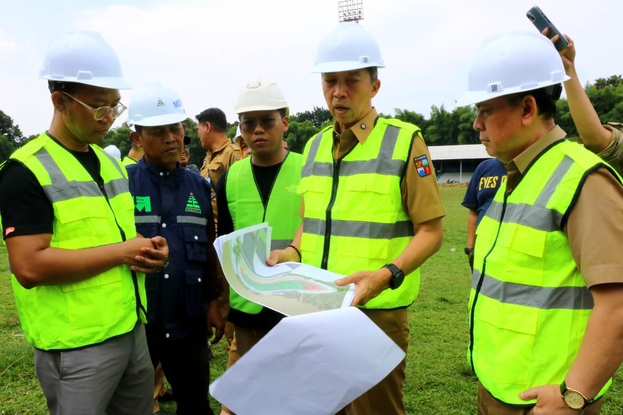 Walikota Bogor, Dedie A Rachim tinjau pembangunan Gelanggang Olah Raga di Jalan Pemuda, Kota Bogor, Senin 25 September 2025.