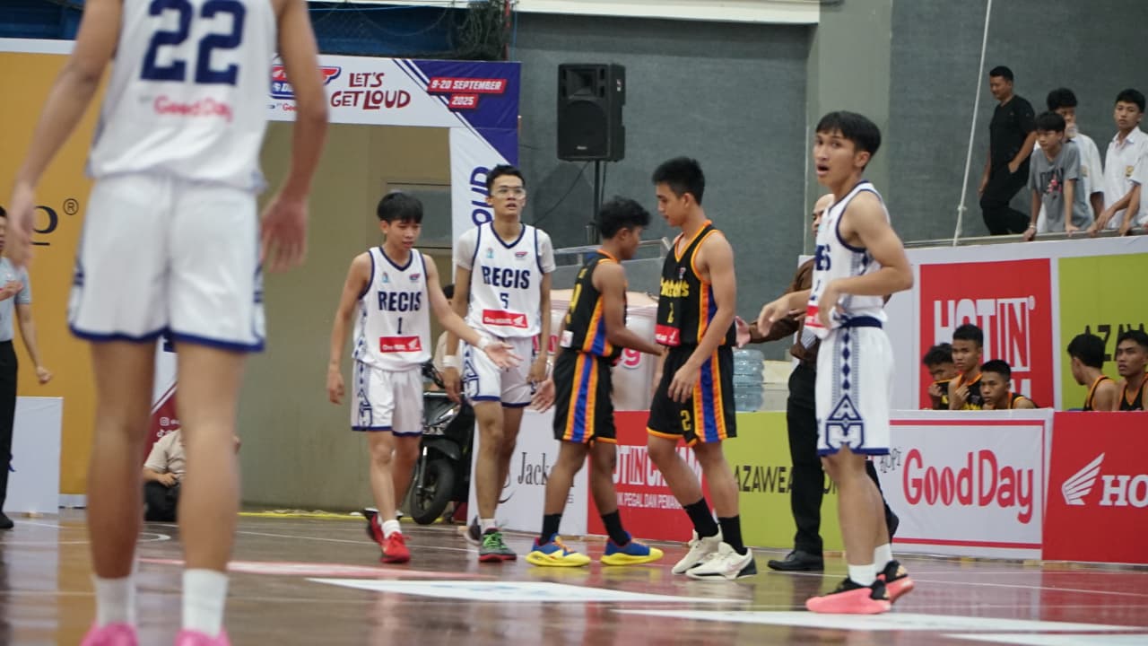 Pertandingan sengit SMAN 1 Karawang versus SMA Regina Pacis di kompetisi Honda DBL with Kopi Good Day West Java West, Senin 15 September 2025.