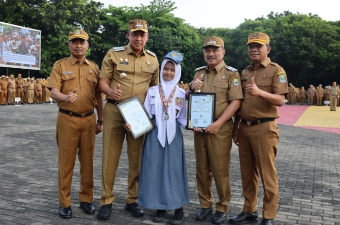 Wali Kota Bekasi bersama siswa SMA. Global Prestasi yang juara di Olimpiade Astronomi Internasional