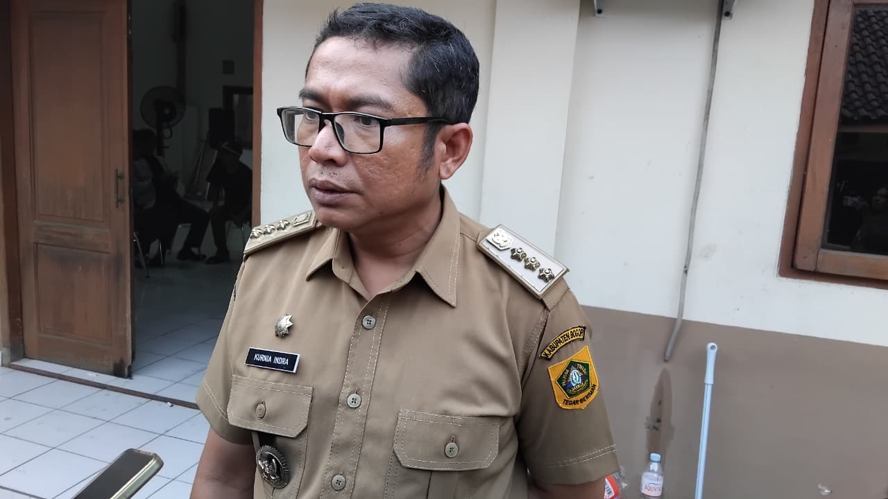 Camat Gunung Putri, Kurnia Indra saat dimintai keterangan oleh Radar Bogor di Kantor Desa Bojong Kulur, Kecamatan Gunung Putri, Kabupaten Bogor, Senin 15 September 2025.