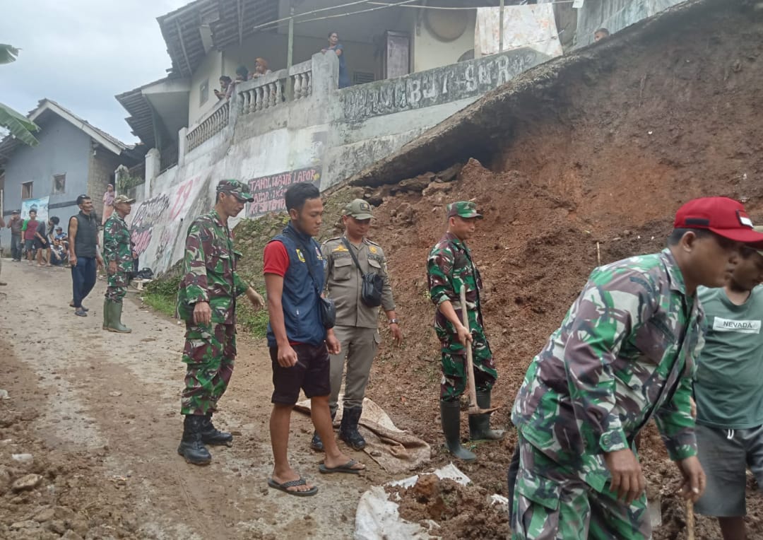 Hujan deras yang terjadi dalam beberapa hari terakhir menyebabkan longsor di sejumlah wilayah Kecamatan Nanggung.