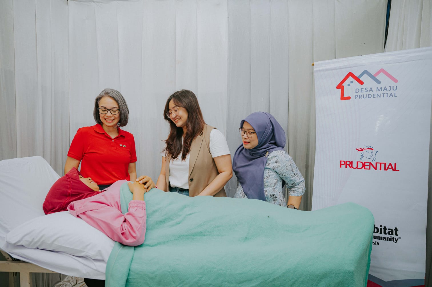 Prudential Life Assurance, memberikan layanan Pap Smear gratis bagi 36 perempuan prasejahtera di Desa Gunung Putri, Kecamatan Gunung Putri, Kabupaten Bogor.