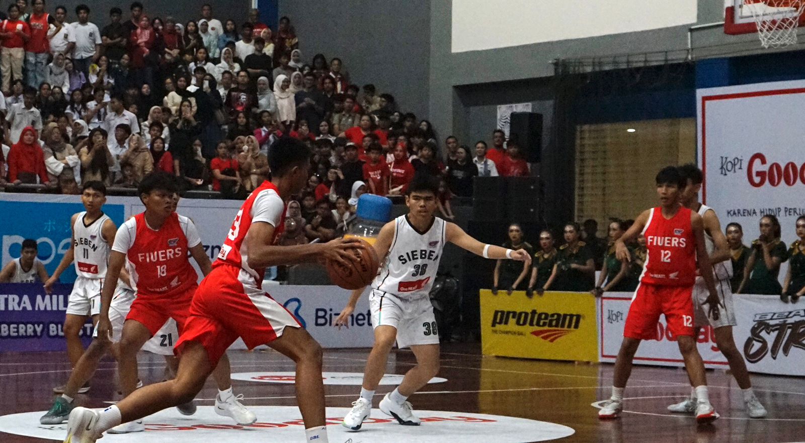 Pertandingan SMAN 5 Kota Bogor versus SMAN 7 Kota Bogor di Honda DBL with Kopi Good Day west Java West.