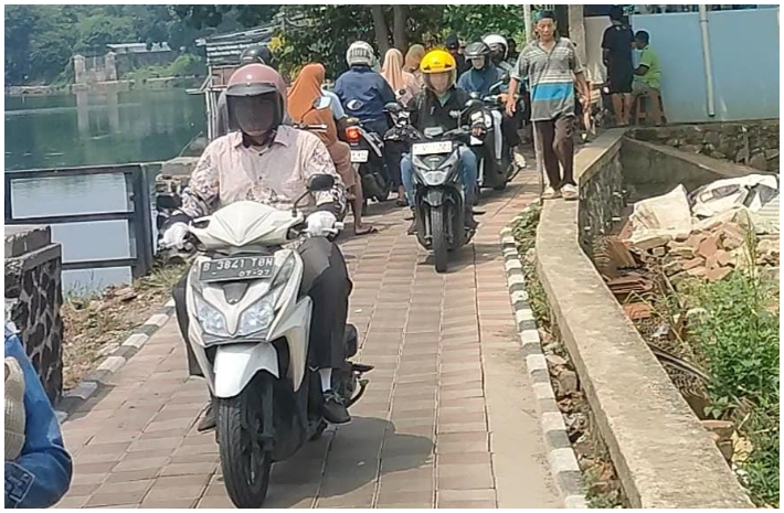 Pengendara sepeda motor bergantian mengunakan jalur alternatif jalan Situ Citayam Selasa 16 September 2025.
