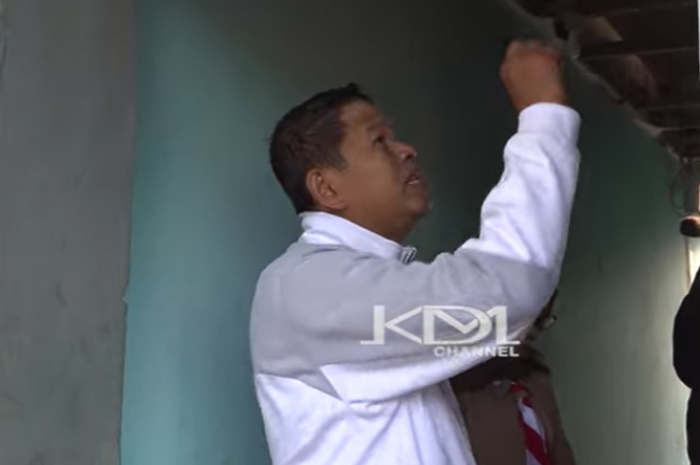 Gubernur Jawa Barat Dedi Mulyadi saat mengecek kondisi bangunan sekolah di Kabupaten Subang.