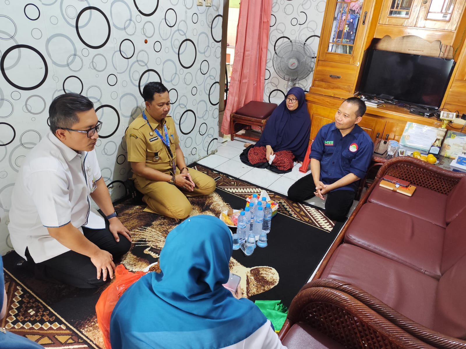 BPJS Ketenagakerjaan saat memberikan simbolis jaminan kepada peserta.
