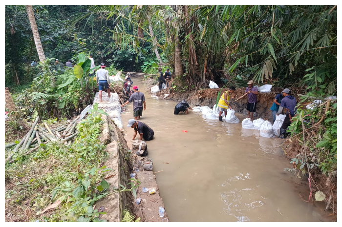 Hujan deras menyebabkan jebolnya tanggul saluran irigasi Cidurian Sendung di Kampung Muncang, Desa Sipak, Kecamatan Jasinga.