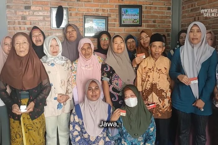 Warga yang sedang memegang Kartu KKS Merah Putih