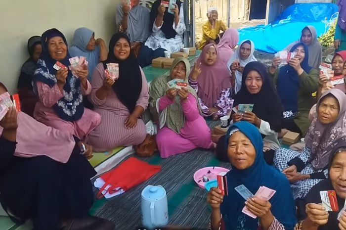 Warga yang sedang berkumpul setelah mendapatkan bansos