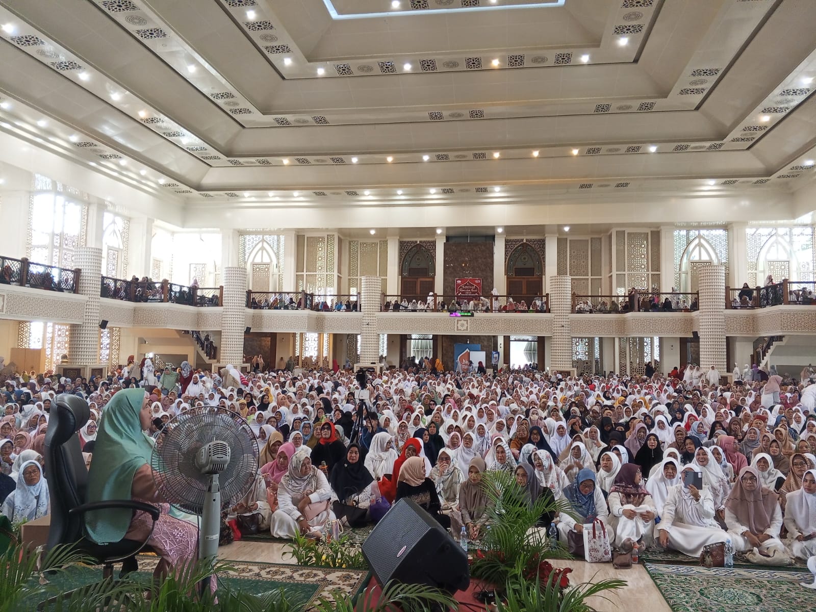 Pemkot Bogor bersama Dewan Kemakmuran Masjid (DKM) Masjid Agung Al-Isra menggelar peringatan Maulid Nabi Muhammad SAW tingkat Kota Bogor.