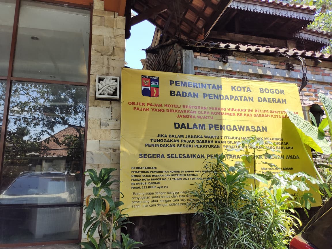 Plang peringatan tunggakan pajak yang dipasang di restoran di jalan Paledang.